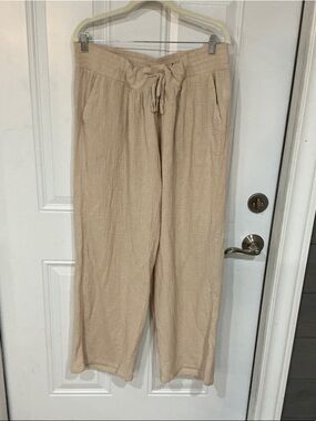 Lightweight ladies pants in gauzy material very comfy and pretty ,size XL